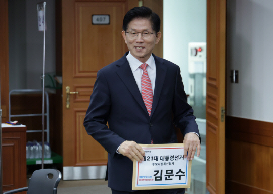 국민의힘 김문수 대선 후보가 11일 경기도 과천 중앙선거관리위원회에서 제21대 대통령선거 후보 등록을 하고 있다.  [공동취재·연합뉴스]
